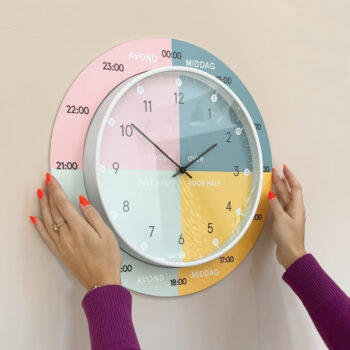 Hippe Leerklok Original wit frame zwarte wijzers Dutch Sprinkles foto