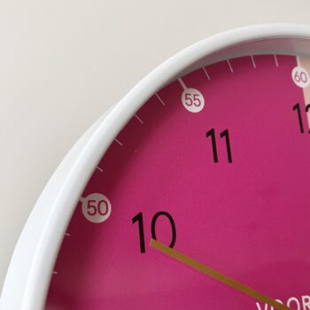 Klok SALE Hippe Leerklok Glossy Pink productafbeelding Dutch Sprinkles - wit frame gouden wijzers